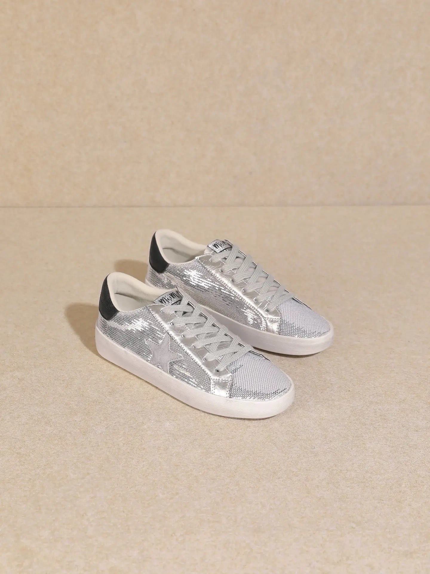Brady Sneakers